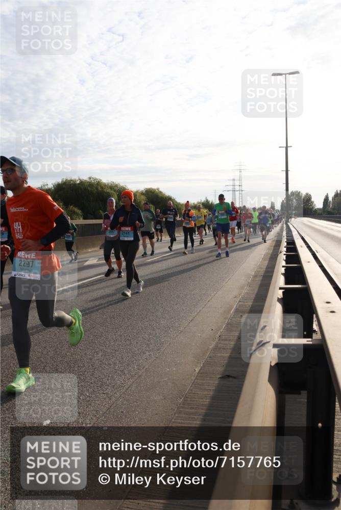03.10.2024 - Köhlbrandbrückenlauf Miley Keyser http://msf.ph/oto/7157765 03.10.2024 09:18:38 Position 3 29, 2297, 2141 meine-sportfotos.de