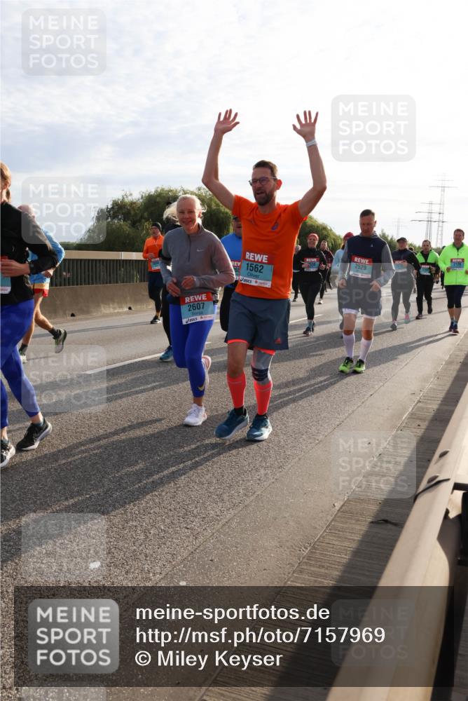 03.10.2024 - Köhlbrandbrückenlauf Miley Keyser http://msf.ph/oto/7157969 03.10.2024 09:19:52 Position 3 2607, 1562, 2126, 2529 meine-sportfotos.de