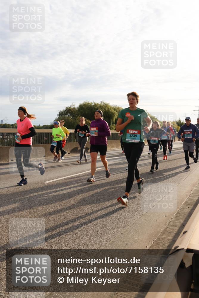 03.10.2024 - Köhlbrandbrückenlauf Miley Keyser http://msf.ph/oto/7158135 03.10.2024 09:20:44 Position 3 317, 3239, 3263 meine-sportfotos.de