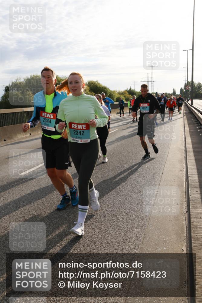 03.10.2024 - Köhlbrandbrückenlauf Miley Keyser http://msf.ph/oto/7158423 03.10.2024 09:22:14 Position 3 2344, 2342, 3567 meine-sportfotos.de