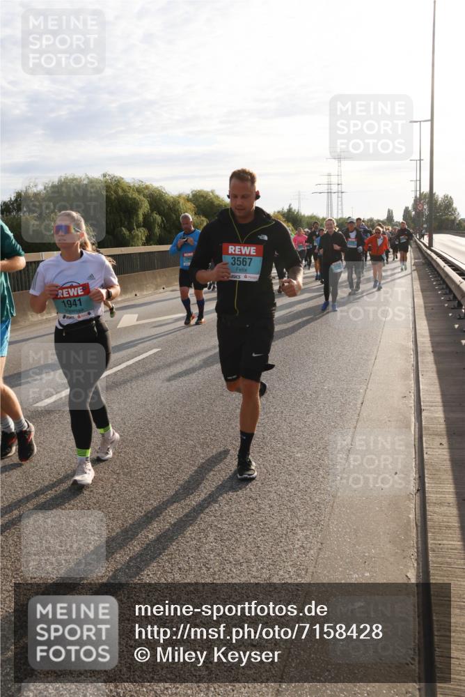 03.10.2024 - Köhlbrandbrückenlauf Miley Keyser http://msf.ph/oto/7158428 03.10.2024 09:22:15 Position 3 1941, 3567 meine-sportfotos.de