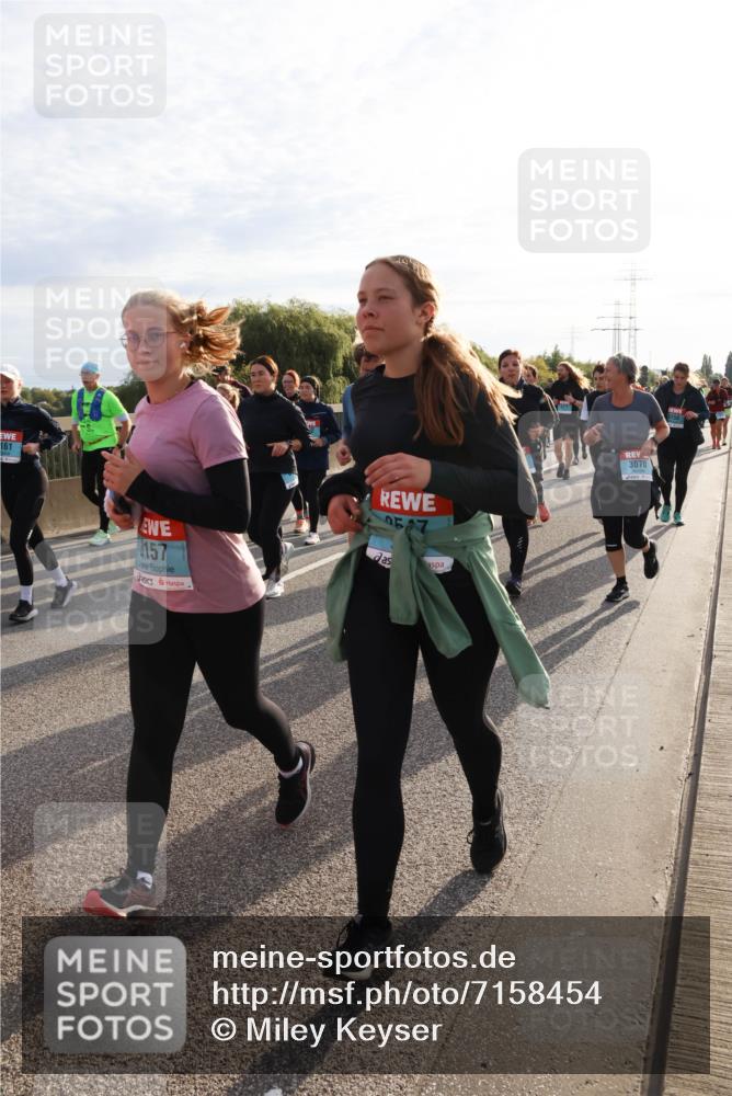 03.10.2024 - Köhlbrandbrückenlauf Miley Keyser http://msf.ph/oto/7158454 03.10.2024 09:22:26 Position 3 161, 157, 957, 3070 meine-sportfotos.de