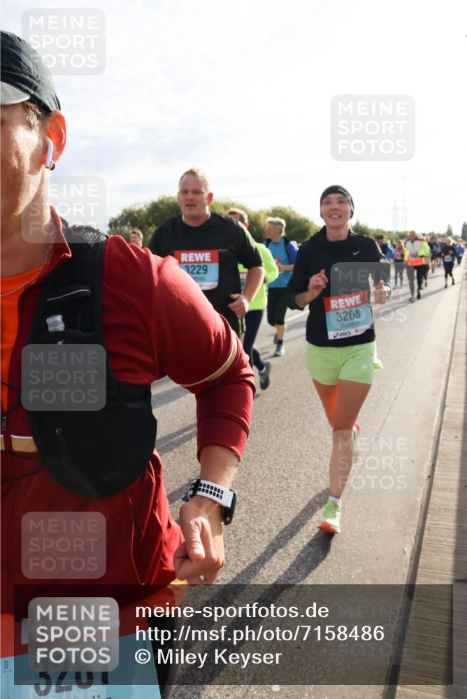 03.10.2024 - Köhlbrandbrückenlauf Miley Keyser http://msf.ph/oto/7158486 03.10.2024 09:22:35 Position 3 3229, 3287, 3268 meine-sportfotos.de