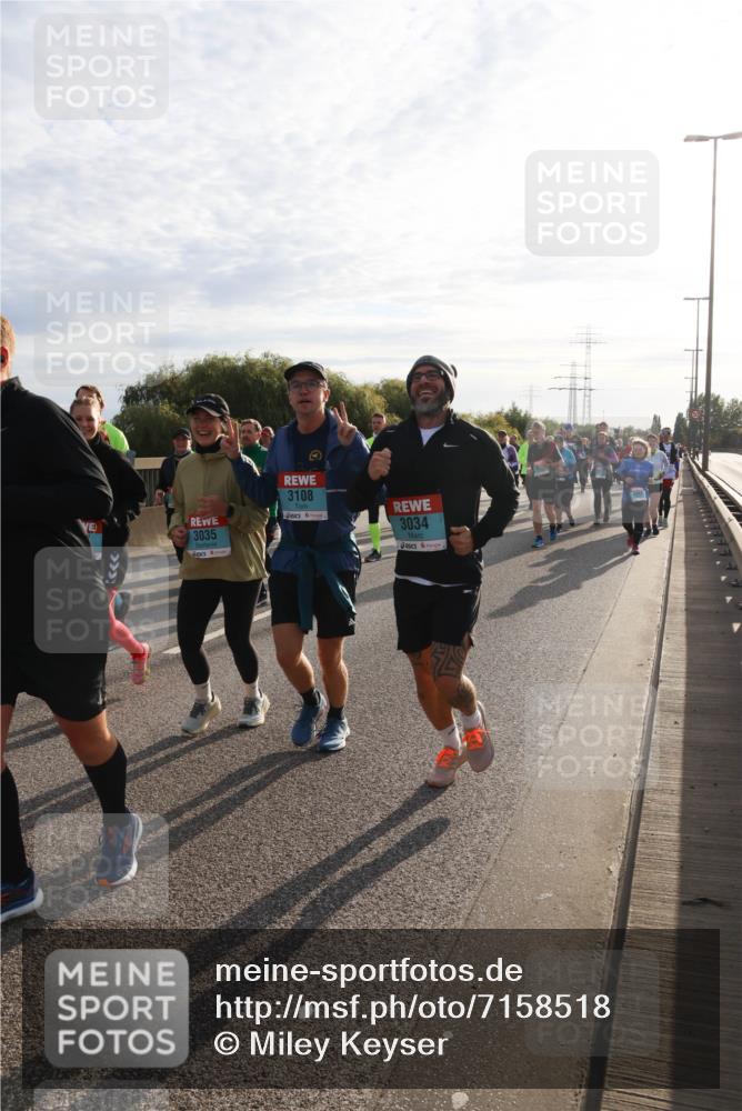 03.10.2024 - Köhlbrandbrückenlauf Miley Keyser http://msf.ph/oto/7158518 03.10.2024 09:22:46 Position 3 3035, 3108, 3034 meine-sportfotos.de