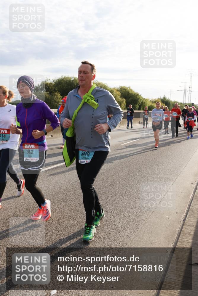 03.10.2024 - Köhlbrandbrückenlauf Miley Keyser http://msf.ph/oto/7158816 03.10.2024 09:24:21 Position 3 314, 3462, 3449 meine-sportfotos.de