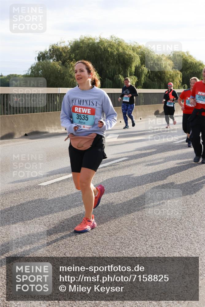 03.10.2024 - Köhlbrandbrückenlauf Miley Keyser http://msf.ph/oto/7158825 03.10.2024 09:24:25 Position 3 3535, 3406, 3270 meine-sportfotos.de