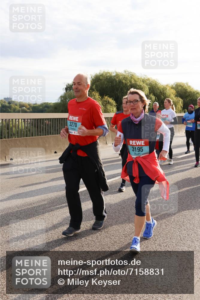 03.10.2024 - Köhlbrandbrückenlauf Miley Keyser http://msf.ph/oto/7158831 03.10.2024 09:24:27 Position 3 3270, 3195, 3336 meine-sportfotos.de