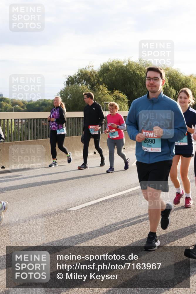03.10.2024 - Köhlbrandbrückenlauf Miley Keyser http://msf.ph/oto/7163967 03.10.2024 09:24:57 Position 3 316, 3651, 2690 meine-sportfotos.de