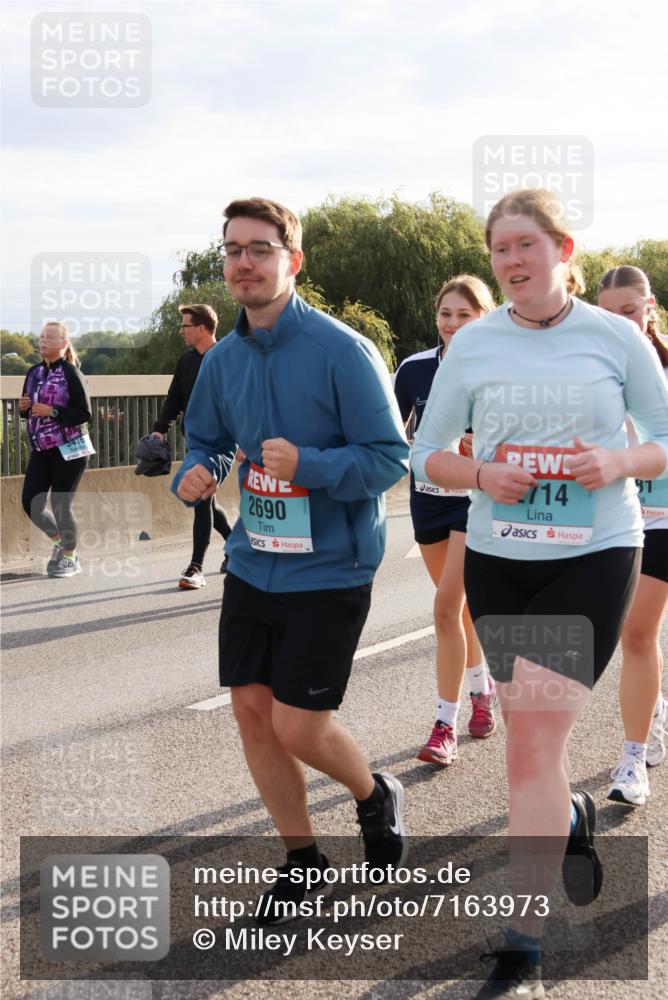03.10.2024 - Köhlbrandbrückenlauf Miley Keyser http://msf.ph/oto/7163973 03.10.2024 09:24:58 Position 3 5416, 2690, 714 meine-sportfotos.de