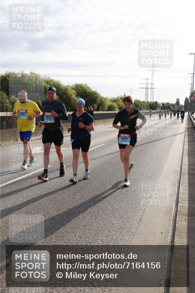 03.10.2024 - Köhlbrandbrückenlauf Miley Keyser http://msf.ph/oto/7164156 03.10.2024 09:25:15 Position 3 3685, 3624, 3616 meine-sportfotos.de