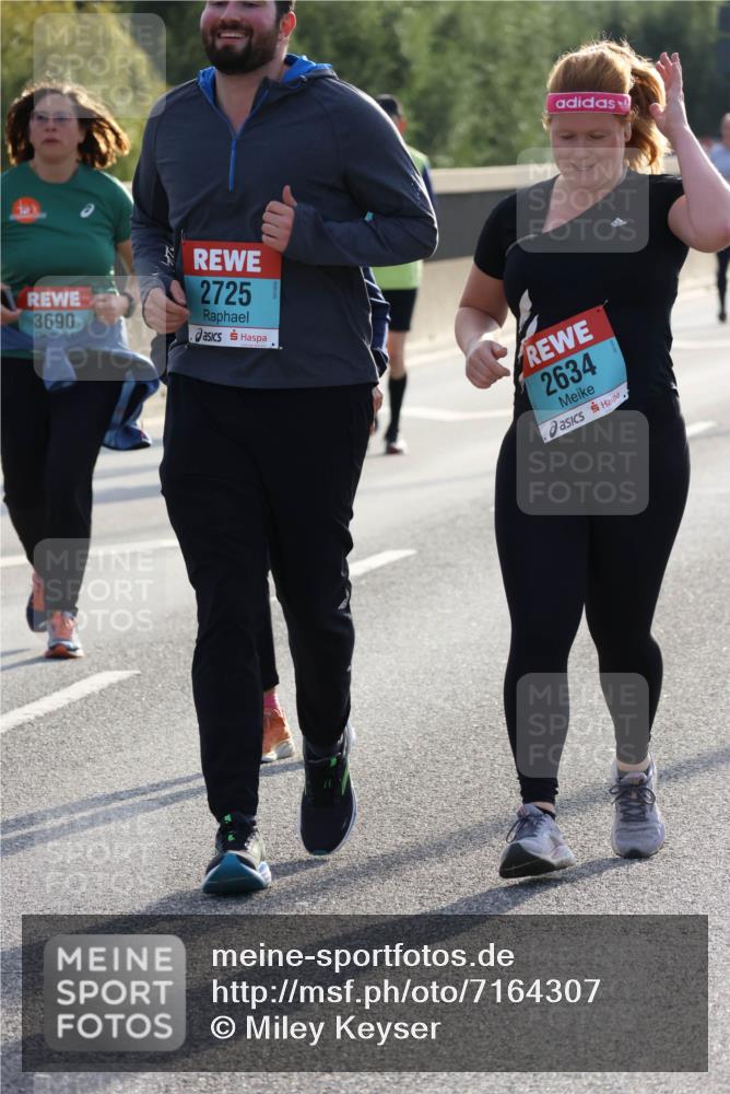 03.10.2024 - Köhlbrandbrückenlauf Miley Keyser http://msf.ph/oto/7164307 03.10.2024 09:25:47 Position 3 3690, 2725, 2634 meine-sportfotos.de