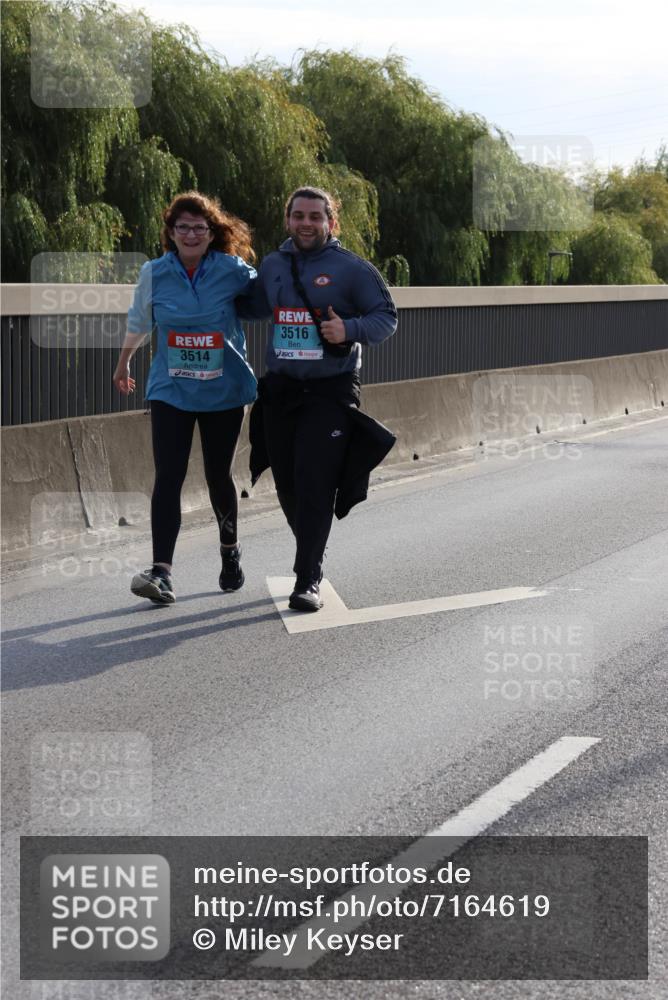 03.10.2024 - Köhlbrandbrückenlauf Miley Keyser http://msf.ph/oto/7164619 03.10.2024 09:26:49 Position 3 3514, 3516 meine-sportfotos.de