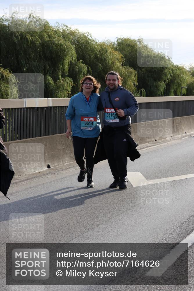 03.10.2024 - Köhlbrandbrückenlauf Miley Keyser http://msf.ph/oto/7164626 03.10.2024 09:26:49 Position 3 3514, 3516 meine-sportfotos.de