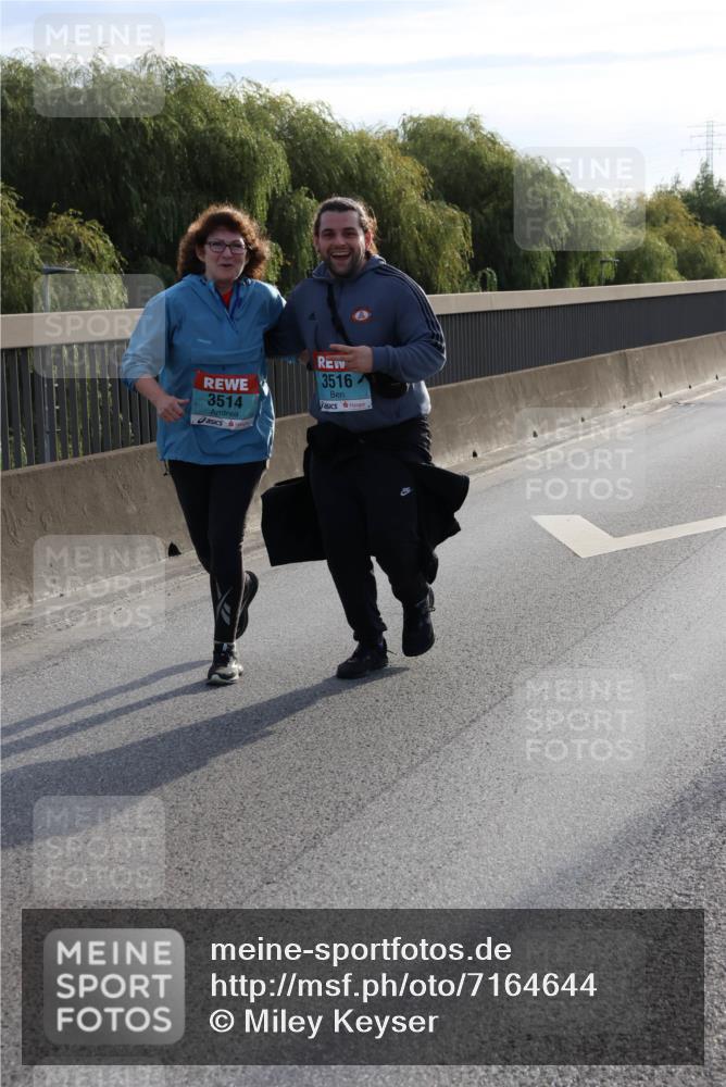 03.10.2024 - Köhlbrandbrückenlauf Miley Keyser http://msf.ph/oto/7164644 03.10.2024 09:26:51 Position 3 3514, 3516 meine-sportfotos.de