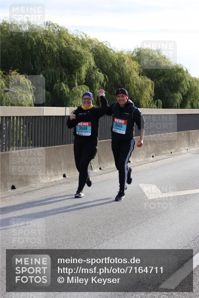 03.10.2024 - Köhlbrandbrückenlauf Miley Keyser http://msf.ph/oto/7164711 03.10.2024 09:27:06 Position 3 3588, 3585 meine-sportfotos.de