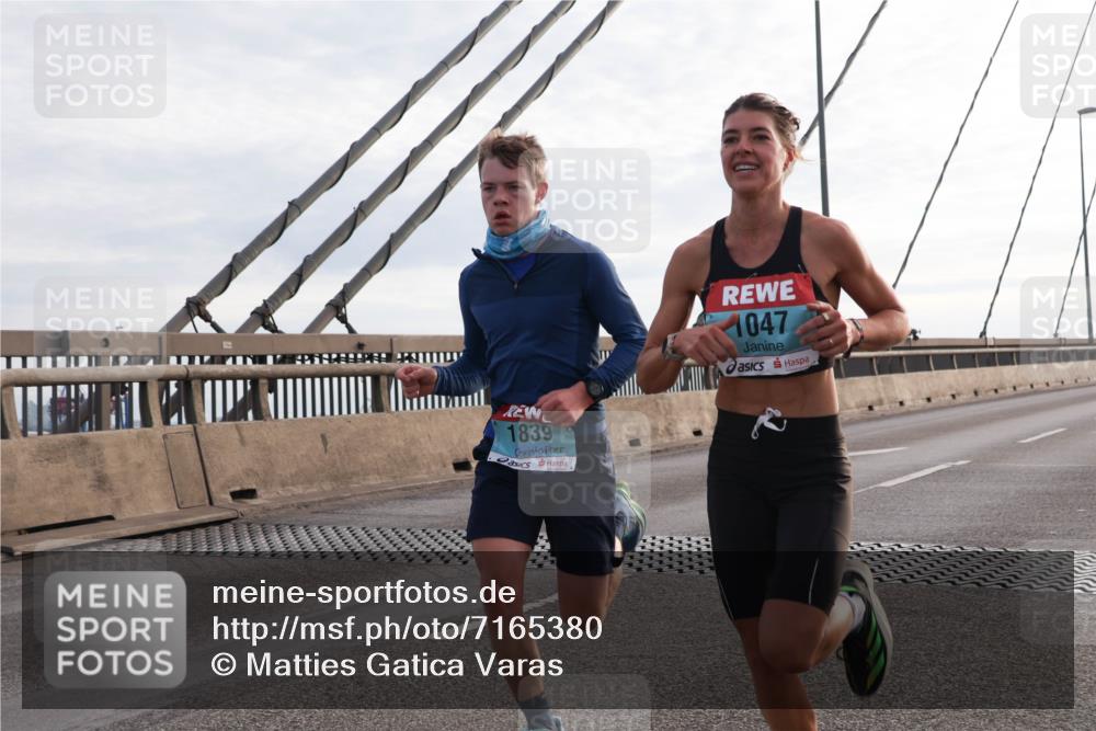 03.10.2024 - Köhlbrandbrückenlauf Matties Gatica Varas http://msf.ph/oto/7165380 03.10.2024 09:18:27 Position 2 1839, 1047 meine-sportfotos.de
