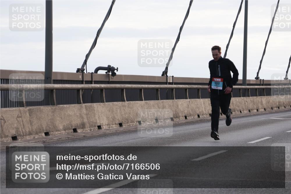 03.10.2024 - Köhlbrandbrückenlauf Matties Gatica Varas http://msf.ph/oto/7166506 03.10.2024 09:19:41 Position 2 1030 meine-sportfotos.de