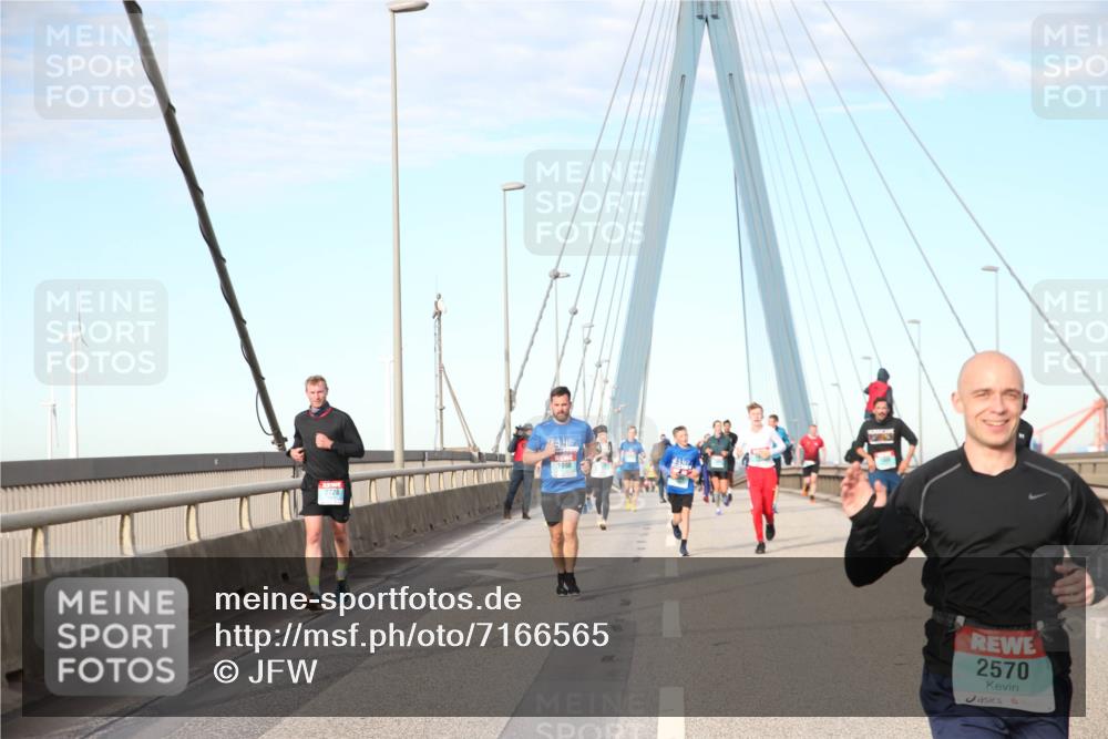 03.10.2024 - Köhlbrandbrückenlauf Jannik Wohlers http://msf.ph/oto/7166565 03.10.2024 09:41:59 Position 2 1998, 2728, 2570 meine-sportfotos.de
