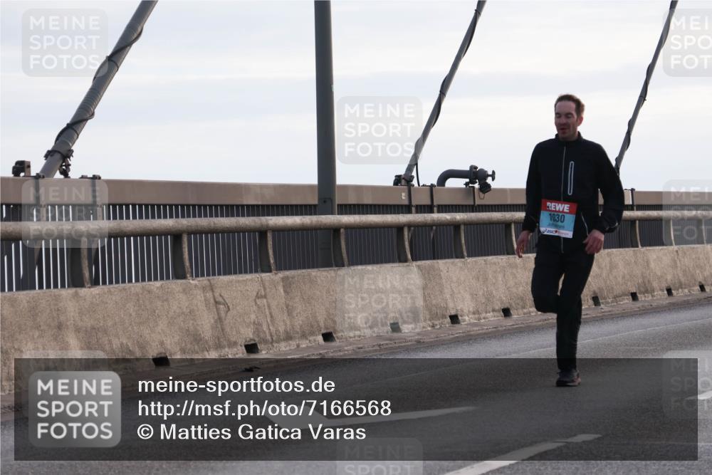 03.10.2024 - Köhlbrandbrückenlauf Matties Gatica Varas http://msf.ph/oto/7166568 03.10.2024 09:19:42 Position 2 1030 meine-sportfotos.de