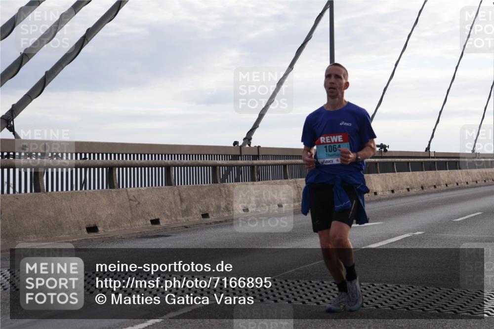 03.10.2024 - Köhlbrandbrückenlauf Matties Gatica Varas http://msf.ph/oto/7166895 03.10.2024 09:19:54 Position 2 1064 meine-sportfotos.de