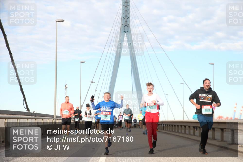 03.10.2024 - Köhlbrandbrückenlauf Jannik Wohlers http://msf.ph/oto/7167160 03.10.2024 09:42:03 Position 2 1997, 2230, 1999, 1400 meine-sportfotos.de