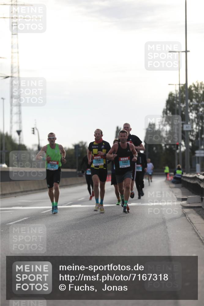 03.10.2024 - Köhlbrandbrückenlauf Fuchs,  Jonas http://msf.ph/oto/7167318 03.10.2024 09:10:23 Position 3 1054, 1018, 1063 meine-sportfotos.de