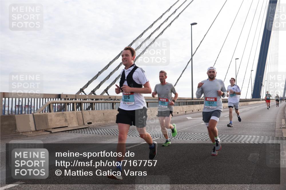 03.10.2024 - Köhlbrandbrückenlauf Matties Gatica Varas http://msf.ph/oto/7167757 03.10.2024 09:20:18 Position 2 1076, 1055, 1377 meine-sportfotos.de