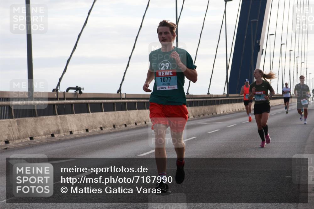 03.10.2024 - Köhlbrandbrückenlauf Matties Gatica Varas http://msf.ph/oto/7167990 03.10.2024 09:20:23 Position 2 29, 1077, 1027 meine-sportfotos.de