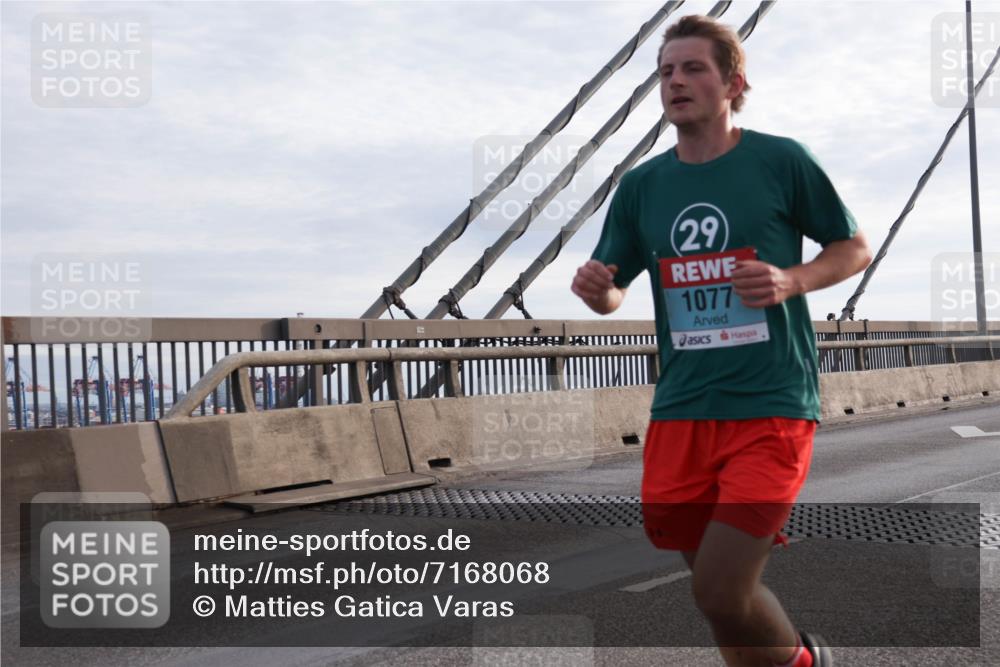 03.10.2024 - Köhlbrandbrückenlauf Matties Gatica Varas http://msf.ph/oto/7168068 03.10.2024 09:20:25 Position 2 29, 1077 meine-sportfotos.de