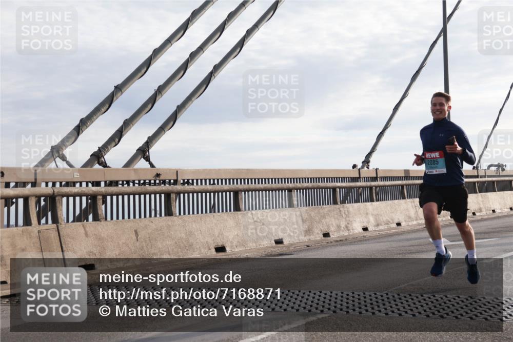 03.10.2024 - Köhlbrandbrückenlauf Matties Gatica Varas http://msf.ph/oto/7168871 03.10.2024 09:20:46 Position 2 2085 meine-sportfotos.de