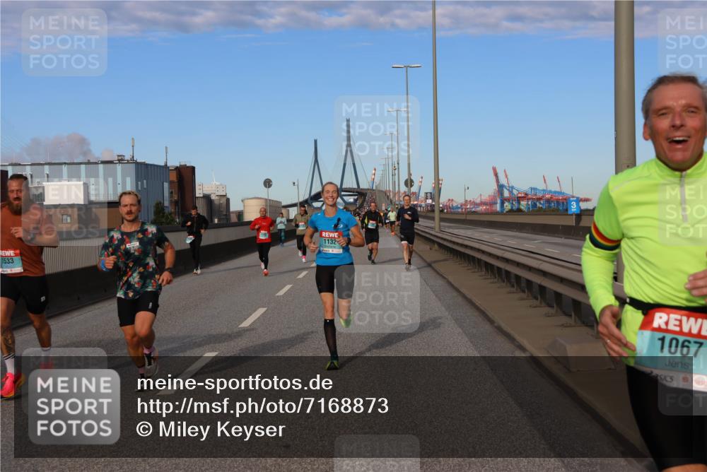 03.10.2024 - Köhlbrandbrückenlauf Miley Keyser http://msf.ph/oto/7168873 03.10.2024 09:43:16 Position 3 1533, 1132, 1067 meine-sportfotos.de