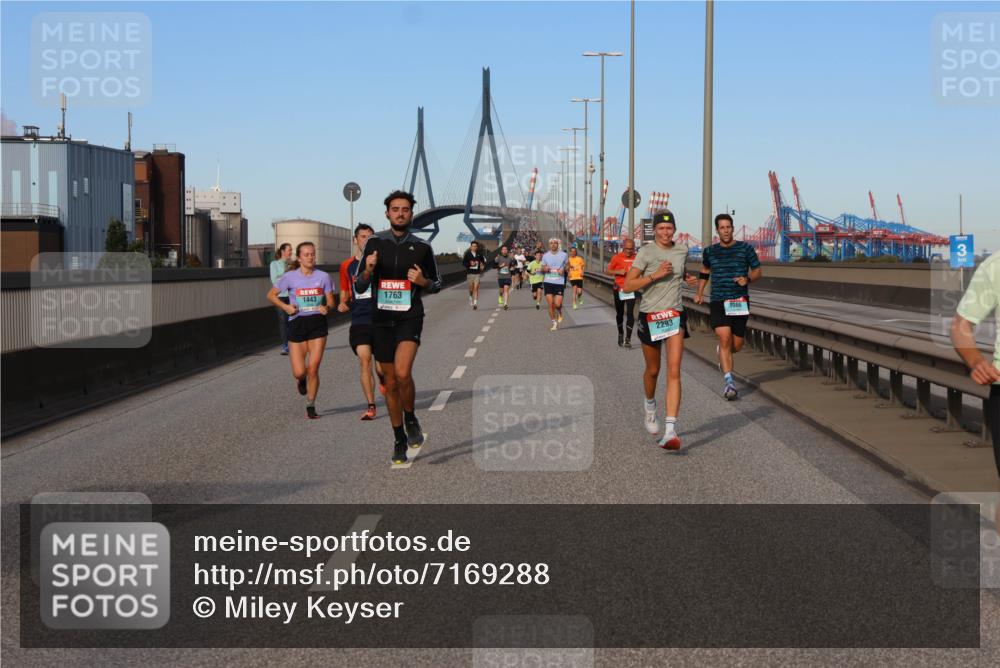 03.10.2024 - Köhlbrandbrückenlauf Miley Keyser http://msf.ph/oto/7169288 03.10.2024 09:43:34 Position 3 1443, 1763, 2293, 1066, 3 meine-sportfotos.de