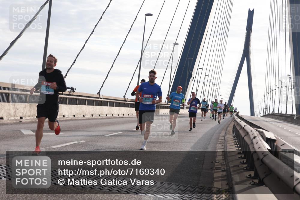 03.10.2024 - Köhlbrandbrückenlauf Matties Gatica Varas http://msf.ph/oto/7169340 03.10.2024 09:20:57 Position 2 1017, 1082, 1213, 1155 meine-sportfotos.de