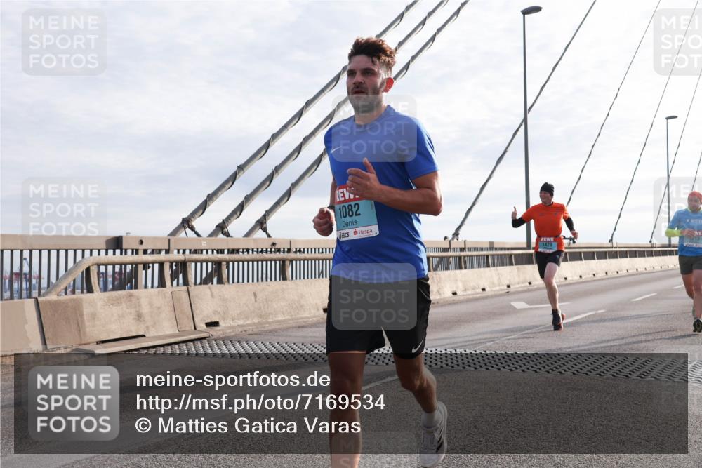 03.10.2024 - Köhlbrandbrückenlauf Matties Gatica Varas http://msf.ph/oto/7169534 03.10.2024 09:21:00 Position 2 1082, 1429 meine-sportfotos.de