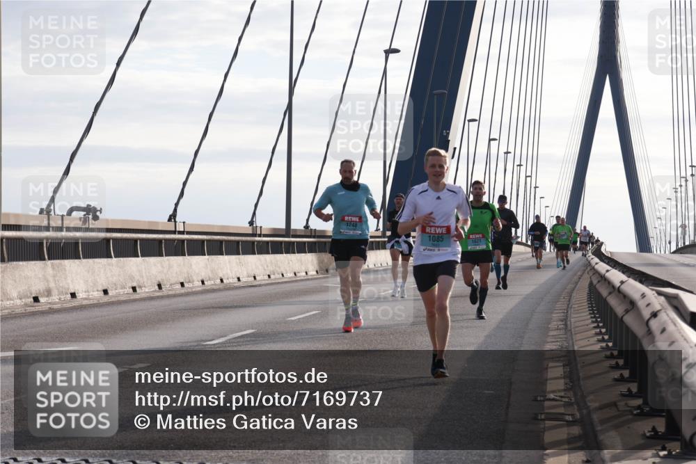 03.10.2024 - Köhlbrandbrückenlauf Matties Gatica Varas http://msf.ph/oto/7169737 03.10.2024 09:21:05 Position 2 1248, 1085, 1021 meine-sportfotos.de