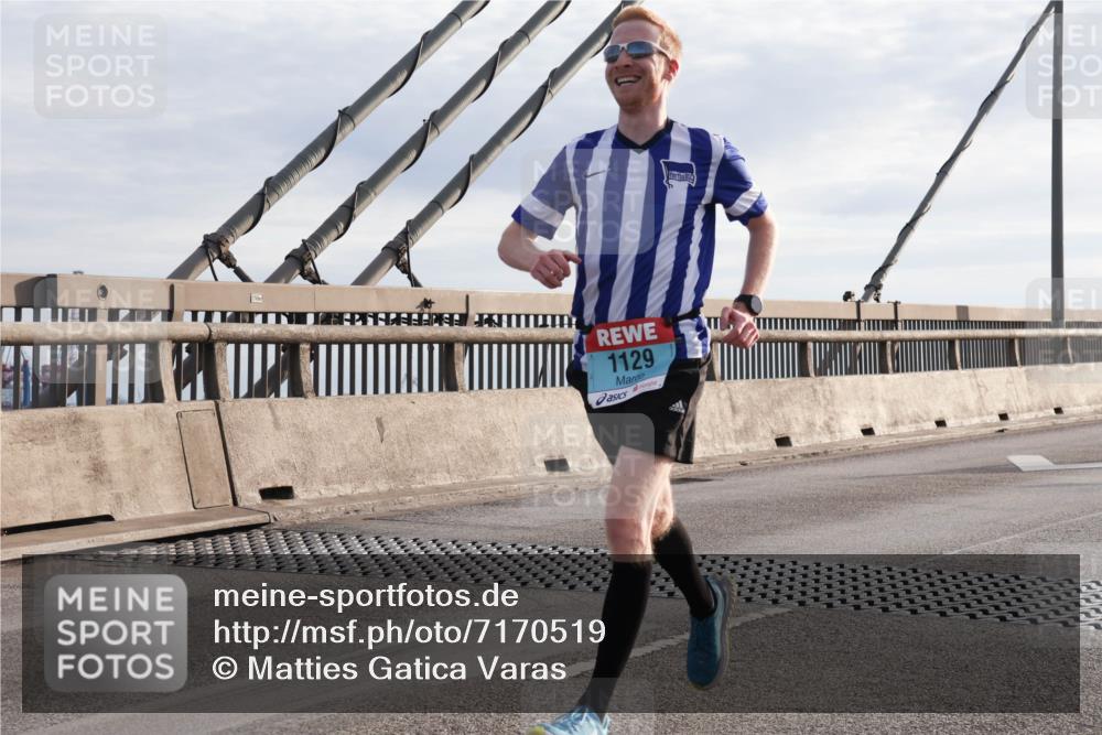 03.10.2024 - Köhlbrandbrückenlauf Matties Gatica Varas http://msf.ph/oto/7170519 03.10.2024 09:21:16 Position 2 1129 meine-sportfotos.de