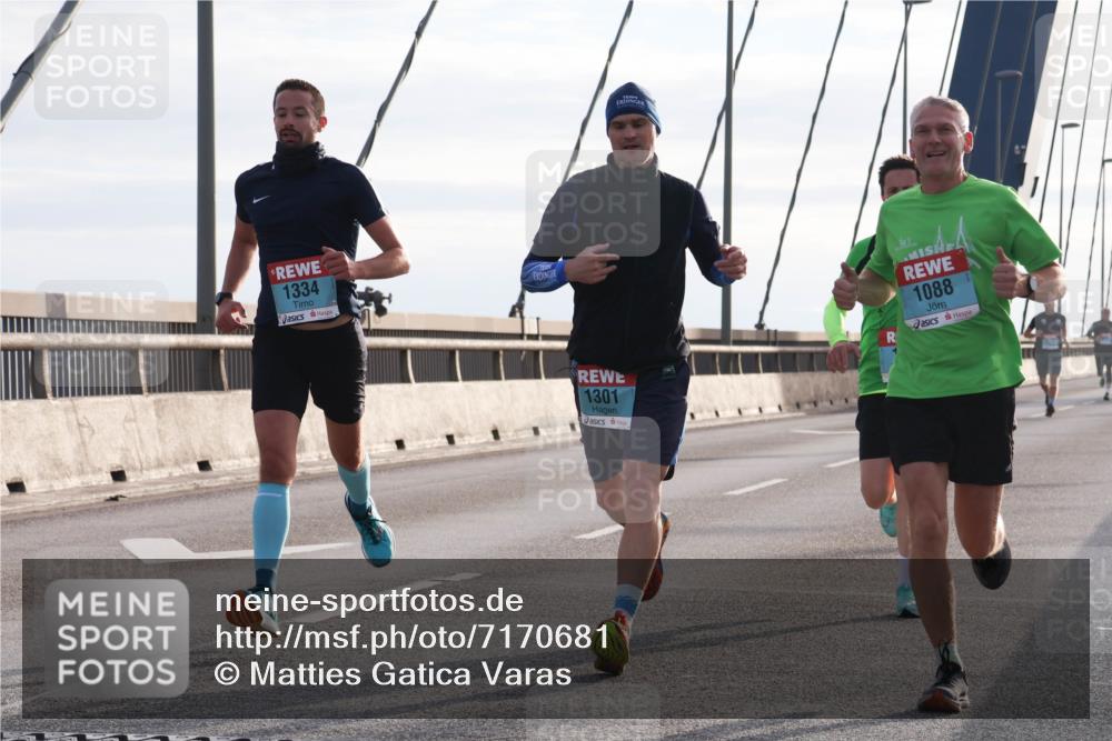 03.10.2024 - Köhlbrandbrückenlauf Matties Gatica Varas http://msf.ph/oto/7170681 03.10.2024 09:21:19 Position 2 1334, 1301, 1088 meine-sportfotos.de