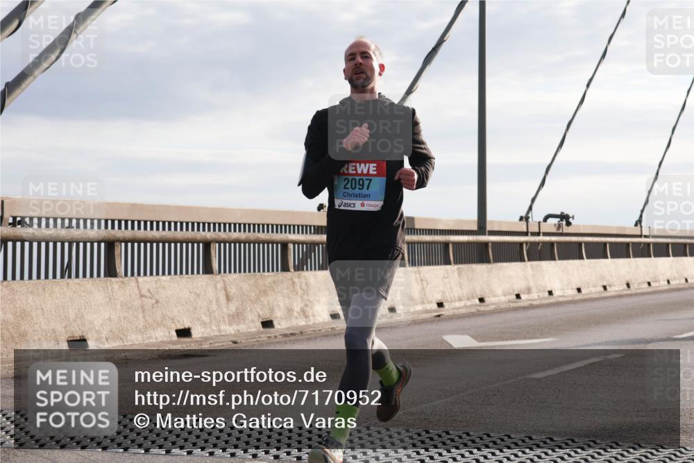 03.10.2024 - Köhlbrandbrückenlauf Matties Gatica Varas http://msf.ph/oto/7170952 03.10.2024 09:21:26 Position 2 2097 meine-sportfotos.de
