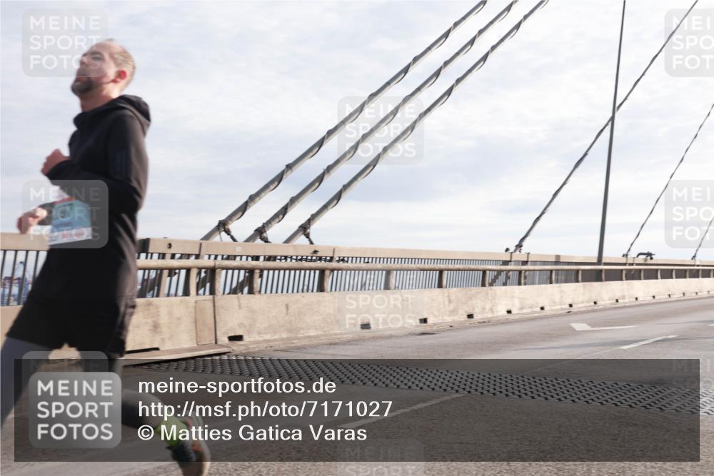 03.10.2024 - Köhlbrandbrückenlauf Matties Gatica Varas http://msf.ph/oto/7171027 03.10.2024 09:21:27 Position 2  meine-sportfotos.de