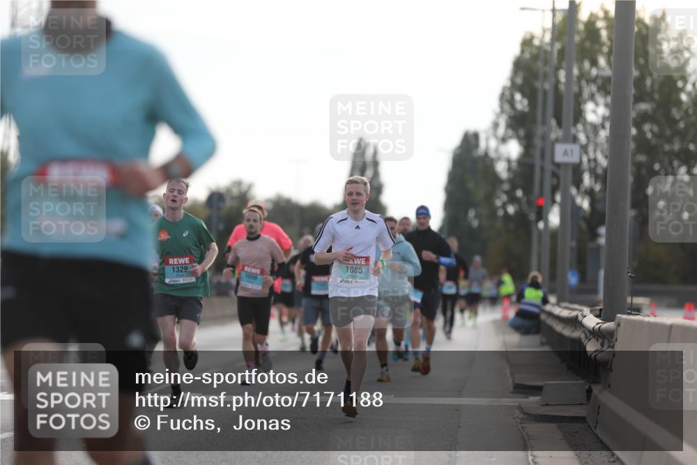 03.10.2024 - Köhlbrandbrückenlauf Fuchs,  Jonas http://msf.ph/oto/7171188 03.10.2024 09:12:01 Position 3 1085, 1329, 1098, 1 meine-sportfotos.de