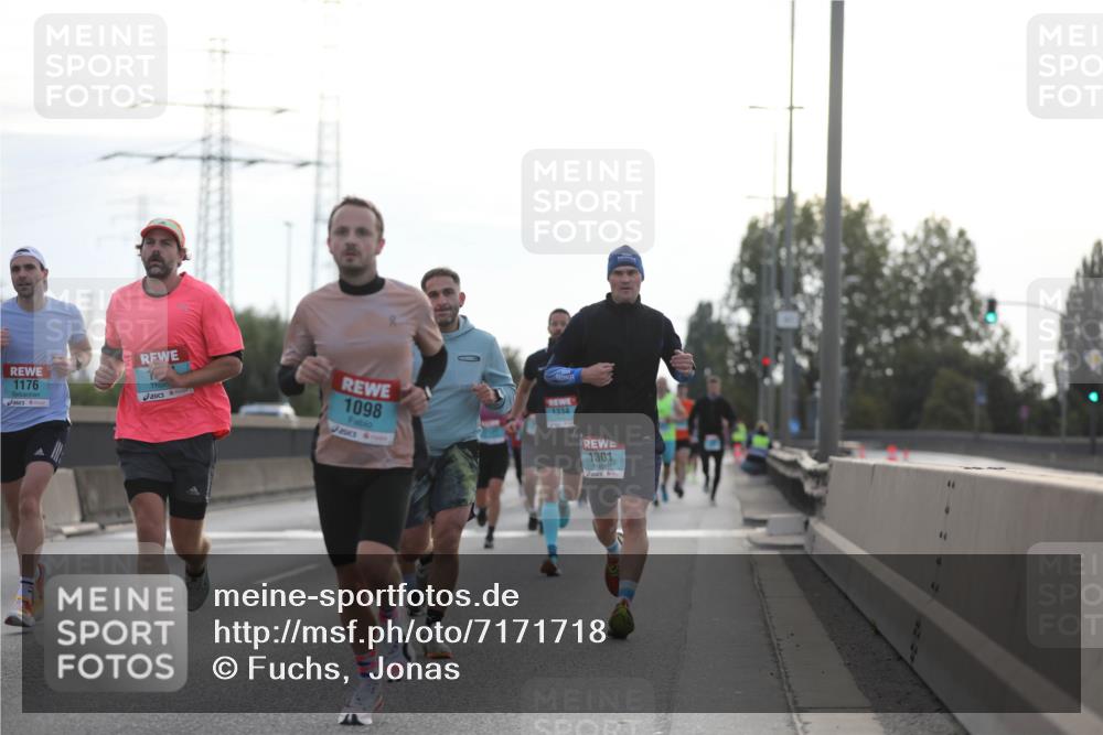 03.10.2024 - Köhlbrandbrückenlauf Fuchs,  Jonas http://msf.ph/oto/7171718 03.10.2024 09:12:08 Position 3 1176, 1334, 1098, 1301 meine-sportfotos.de