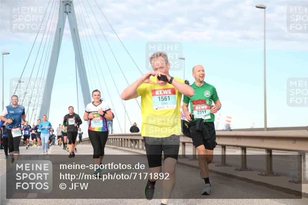 03.10.2024 - Köhlbrandbrückenlauf Jannik Wohlers http://msf.ph/oto/7171892 03.10.2024 09:42:29 Position 2 2415, 1958, 1517, 1561, 2311 meine-sportfotos.de