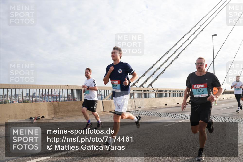 03.10.2024 - Köhlbrandbrückenlauf Matties Gatica Varas http://msf.ph/oto/7174461 03.10.2024 09:22:34 Position 2 2696, 1343, 1438 meine-sportfotos.de
