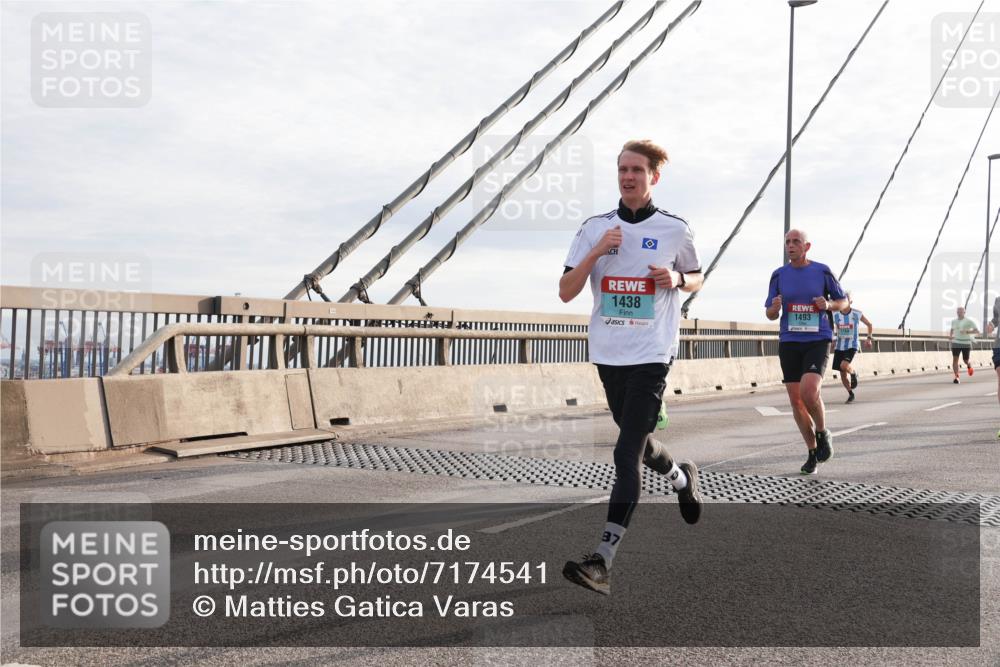 03.10.2024 - Köhlbrandbrückenlauf Matties Gatica Varas http://msf.ph/oto/7174541 03.10.2024 09:22:36 Position 2 1438, 37, 1493 meine-sportfotos.de