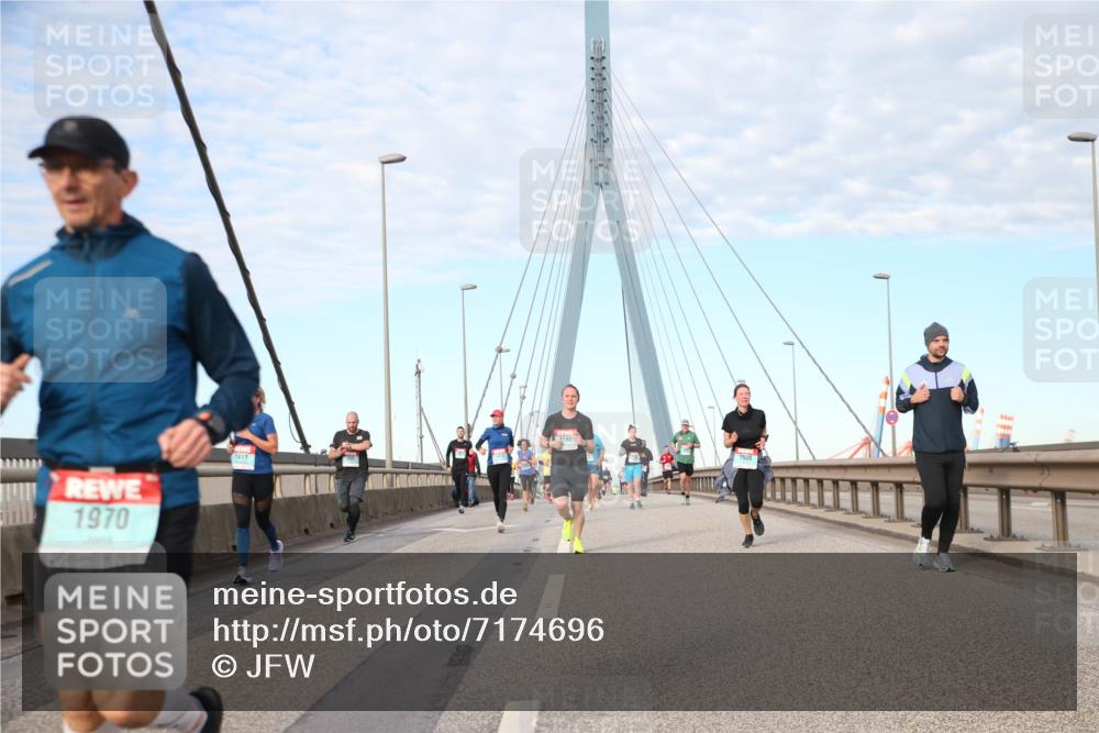 03.10.2024 - Köhlbrandbrückenlauf Jannik Wohlers http://msf.ph/oto/7174696 03.10.2024 09:42:46 Position 2 1970, 1411, 1180 meine-sportfotos.de