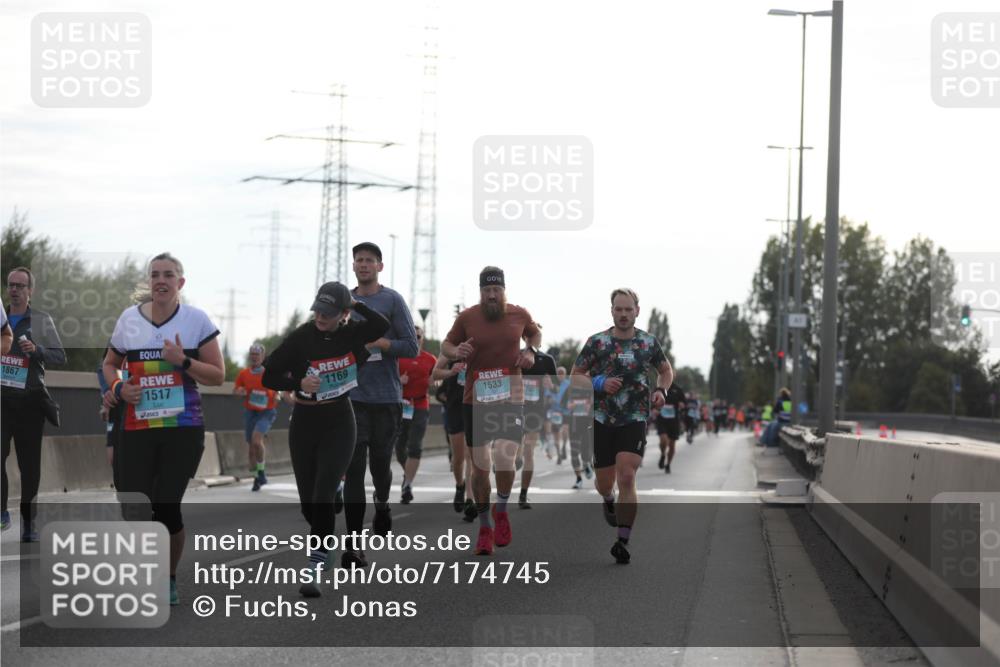 03.10.2024 - Köhlbrandbrückenlauf Fuchs,  Jonas http://msf.ph/oto/7174745 03.10.2024 09:13:29 Position 3 1867, 1517, 1169, 1533 meine-sportfotos.de