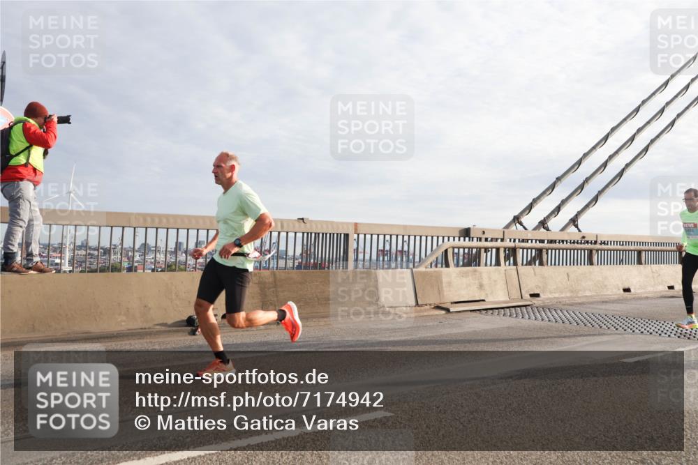 03.10.2024 - Köhlbrandbrückenlauf Matties Gatica Varas http://msf.ph/oto/7174942 03.10.2024 09:22:43 Position 2  meine-sportfotos.de