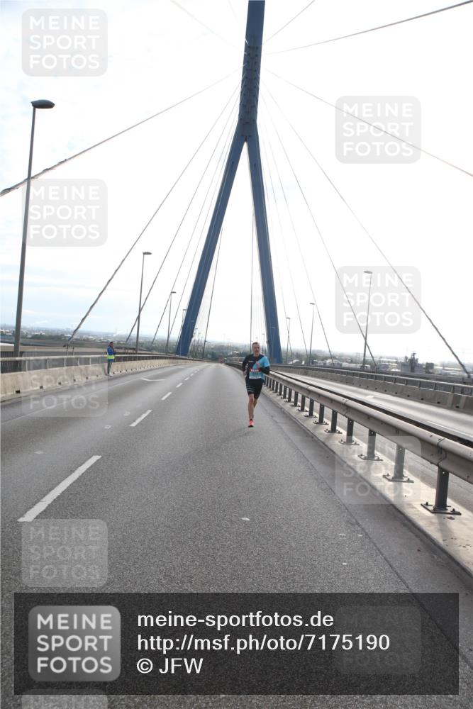 03.10.2024 - Köhlbrandbrückenlauf Jannik Wohlers http://msf.ph/oto/7175190 03.10.2024 09:15:36 Position 1  meine-sportfotos.de