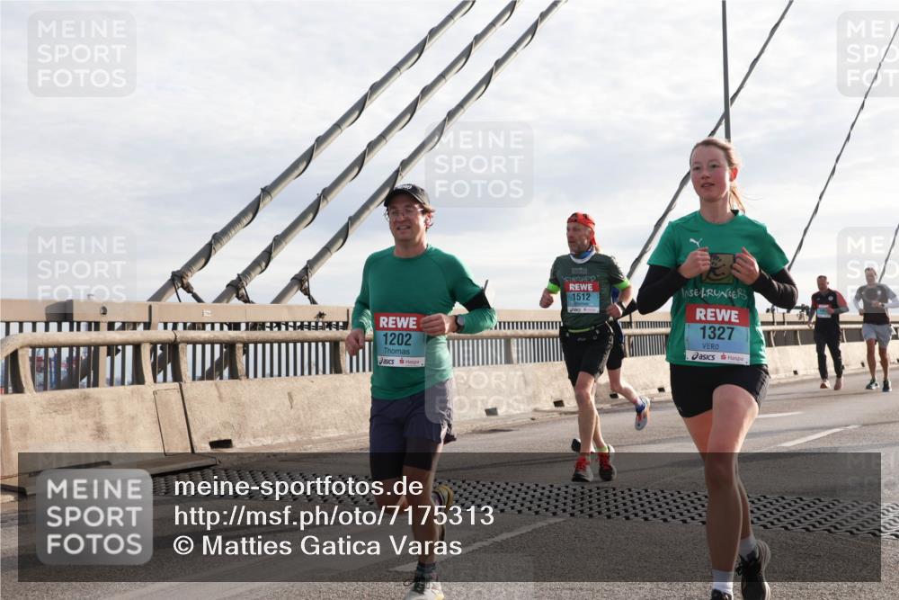 03.10.2024 - Köhlbrandbrückenlauf Matties Gatica Varas http://msf.ph/oto/7175313 03.10.2024 09:22:52 Position 2 1202, 1512, 1327 meine-sportfotos.de
