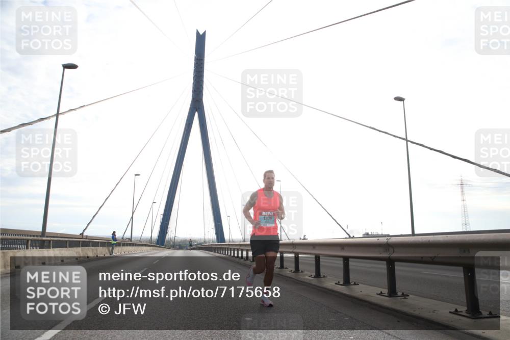 03.10.2024 - Köhlbrandbrückenlauf Jannik Wohlers http://msf.ph/oto/7175658 03.10.2024 09:16:10 Position 1 1006 meine-sportfotos.de